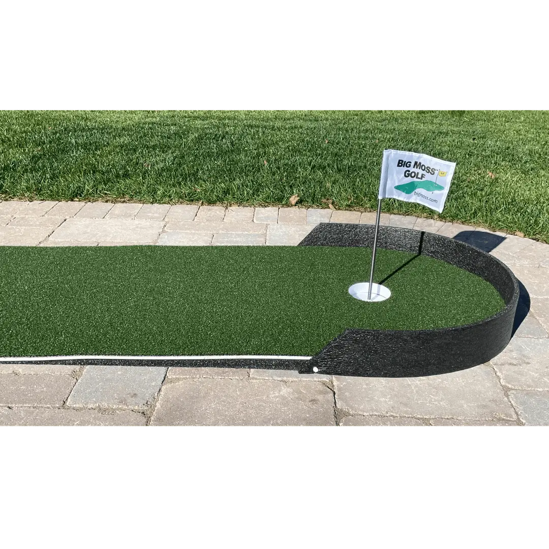 Big Moss Commander Patio Series 215 Putting Chipping Green with golf flag on artificial turf