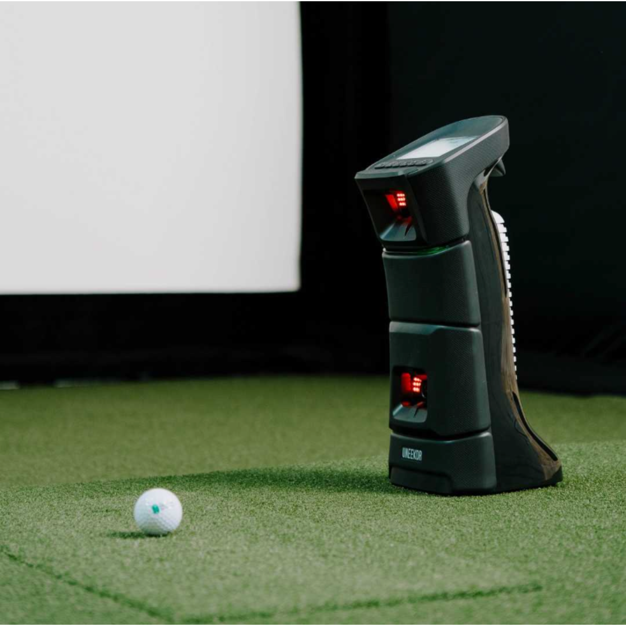 Uneekor EYE Mini SIG8 Golf Simulator Package